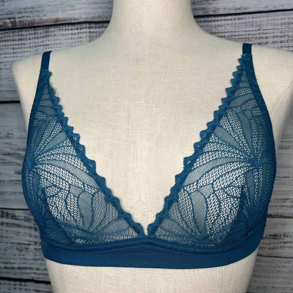 Huit‎ XS Wireless Bralette Blue Lace Cups Triangle Bralette Scallop Lace Trim